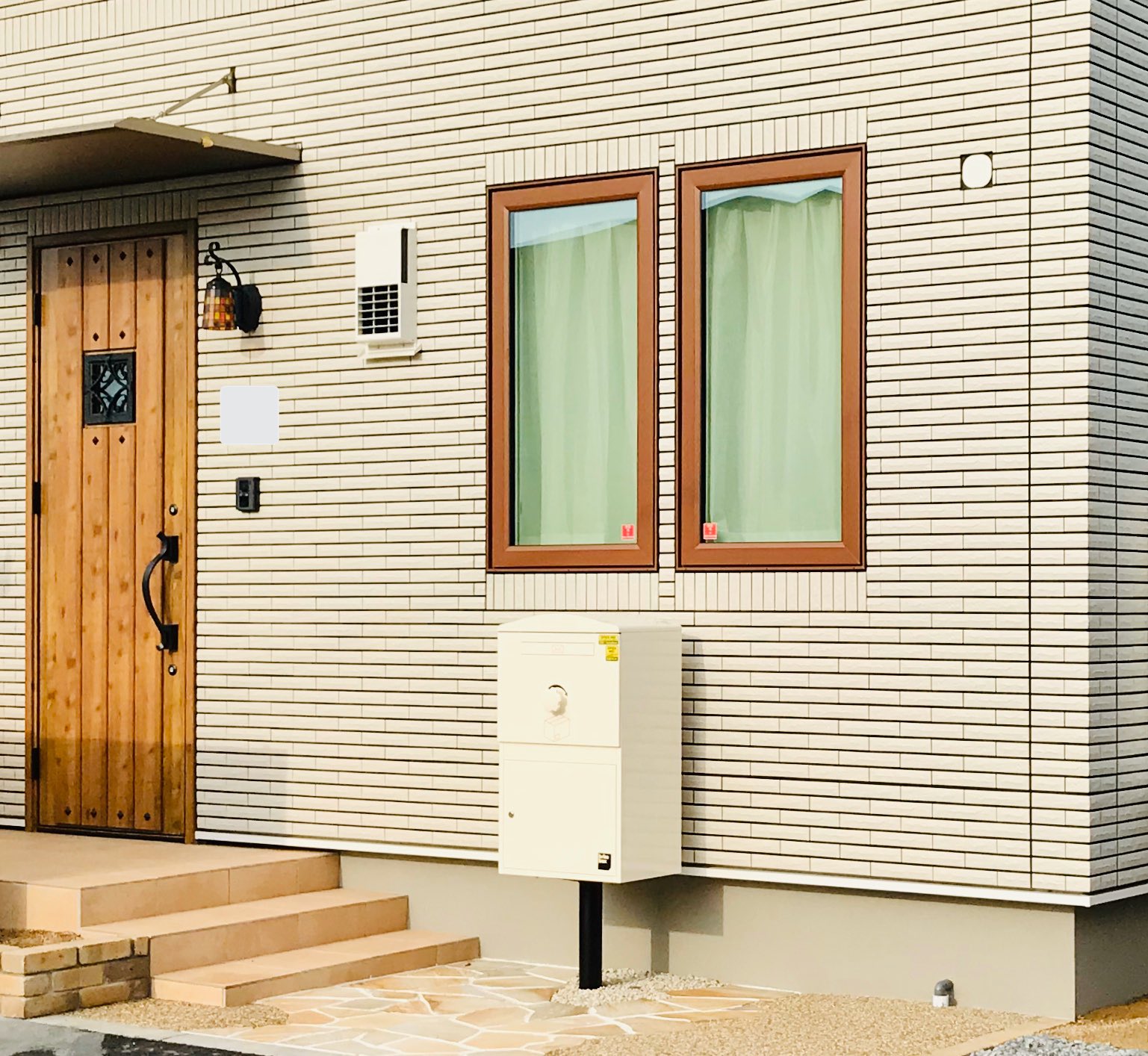 X Rider 一条工務店ガレージ No Twitter 通販を多用するので絶対に付けたいと思っていた宅配ボックス おしゃれなデザイン お手頃価格のブライズボックスというものを採用 本体とポールで円 新築外構の関係で施工費はサービスでした T Co