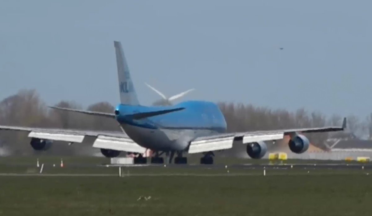 cestenlair's tweet photo. Fin d'un époque pour #KLM 🇳🇱 dont le dernier vol régulier en #B747 passagers (PH-BFT - City of Tokyo) vient de se poser à 13:32Z à #Amsterdam en provenance de #Mexico 🇲🇽 #KL686 

📸 #NHNieuws https://t.co/o1AEnTJ9JY