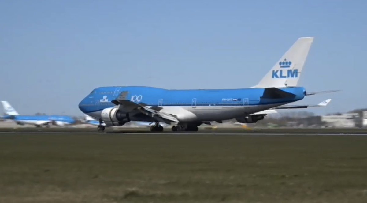 ivanconinx's tweet photo. And that’s it... final landing of a @KLM Boeing 747 passenger flight at @Schiphol as flight #KL686 MEX-AMS lands on RWY 36C. So long Dutch Queen of the Skies, you will be missed 🇳🇱🛬 #avgeek #boeing747 #kl747 #klm via @NHNieuws livestream https://t.co/bOO0FI1sBR