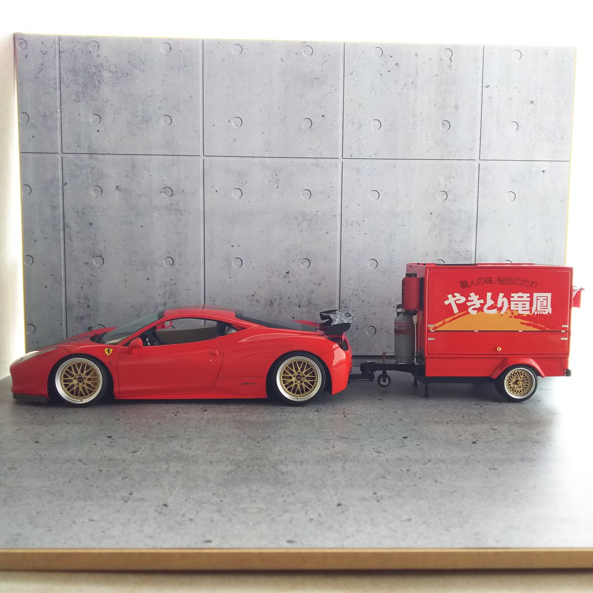 masa_0388's tweet image. スーパーカー焼き芋に憧れて‼️
スーパーカー焼き鳥 竜鳳🤤
アオシマ 1/24移動販売のキャビンを切って458で牽引仕様に…