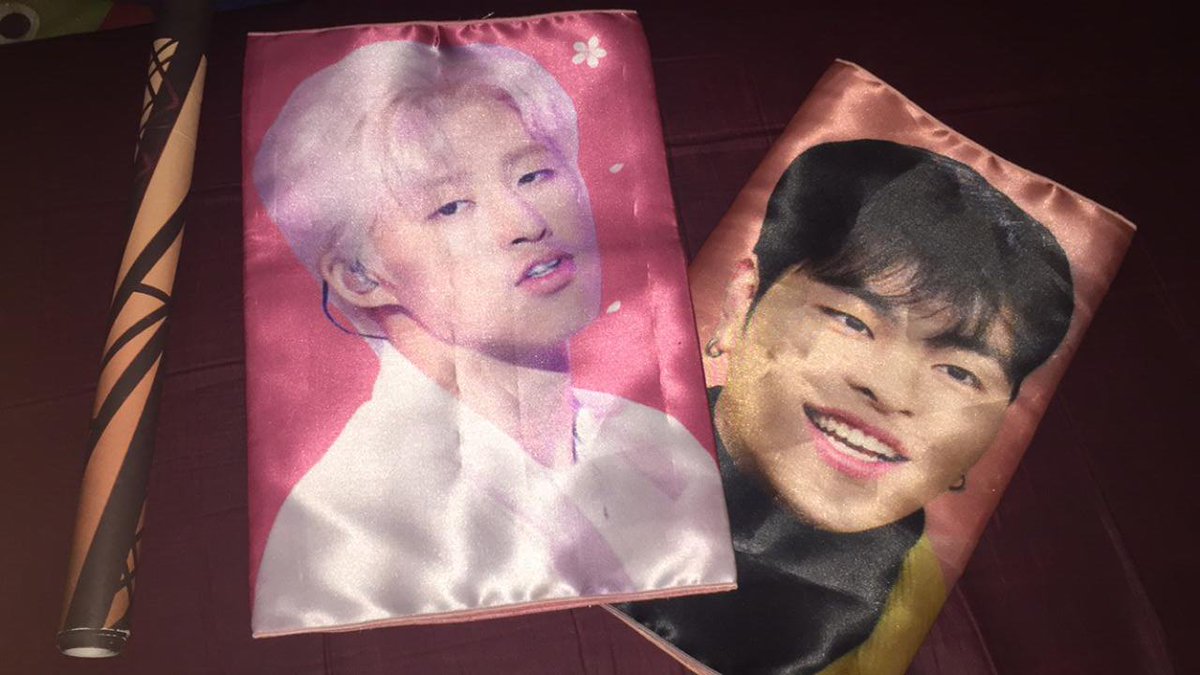 fvcklaif's tweet photo. ♥ GIVEAWAY JUNE BDAY ♥

GIFT 🎁 :
• Slogan Hanbin ' promise ' 
• Slogan June ' your smile my happiness '
• Poster i decide official
• Totebag lambang iKON
• Bando led jinhwan
• 100 polaroid iKON

RULES : 👇👇👇 https://t.co/xraXHTXRgn