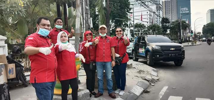 pdipmedan's tweet photo. Keluarga Besar DPC PDI Perjuangan Kota Medan, Kamis (26/3/2020) membagikan 500 paket berisi masker, hand sanitizer, vitamin C, dan bandrek (minuman tradisional penambah daya tahan tubuh) kepada pengguna jalan di kawasan Lapangan Merdeka, Medan.

#PDIPERJUANGAN @PDI_Perjuangan https://t.co/KOFNqviBdC