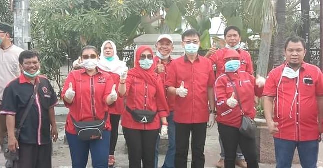 pdipmedan's tweet photo. Keluarga Besar DPC PDI Perjuangan Kota Medan, Kamis (26/3/2020) membagikan 500 paket berisi masker, hand sanitizer, vitamin C, dan bandrek (minuman tradisional penambah daya tahan tubuh) kepada pengguna jalan di kawasan Lapangan Merdeka, Medan.

#PDIPERJUANGAN @PDI_Perjuangan https://t.co/KOFNqviBdC