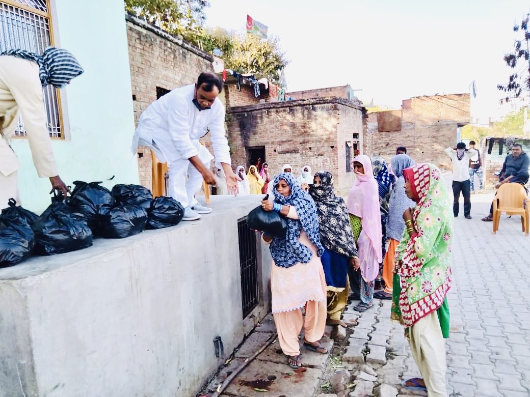 y_kryptonite's tweet photo. Dad himself helping others. May God help us all. Now stop making fun of #Corona it’s really a big issue which all of us need to understand and be social responsible for it . Please everyone try to do bit of contribution #COVID2019india #SocialDistancing #food #help #who @WHO https://t.co/kUiKv8q131