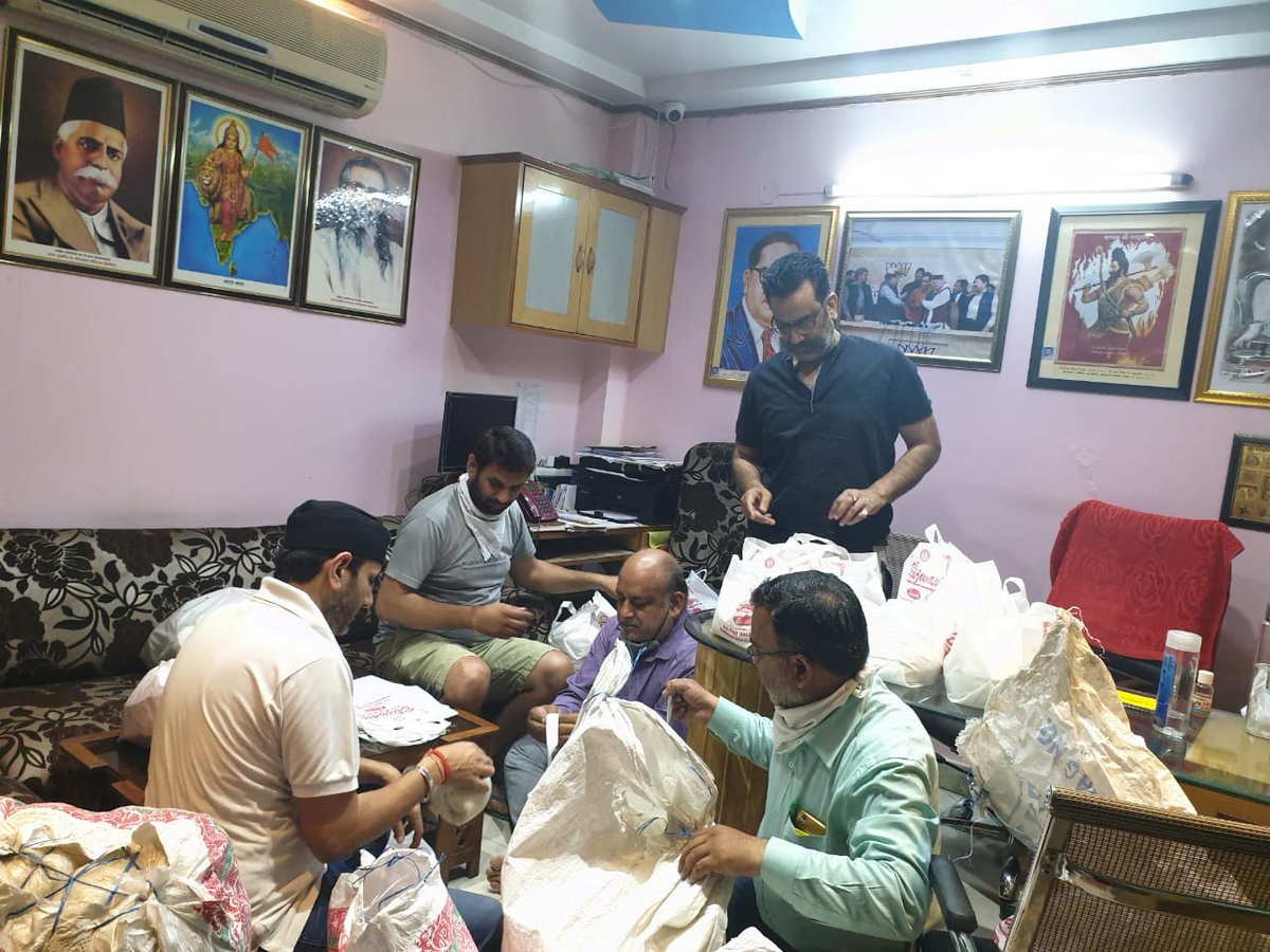 realkapur's tweet image. @SharvanDixitBJP द्वारा दिल्ली मे कोई भी भूखा ना सोए इसी मुहिम को आगे बढ़ते हुए, आज 22Eमंडल अध्यक्ष #RakeshGupta एवं साथियों के साथ मिलकर जरूरतमंदों के लिए आटा,चावल,दाल,साबुन, के पैकेट बनाएं जनता में वितरित किए।

श्री @narendramodi जी हमारी ये मुहिम जारी रहेगी।

#Coronafighters