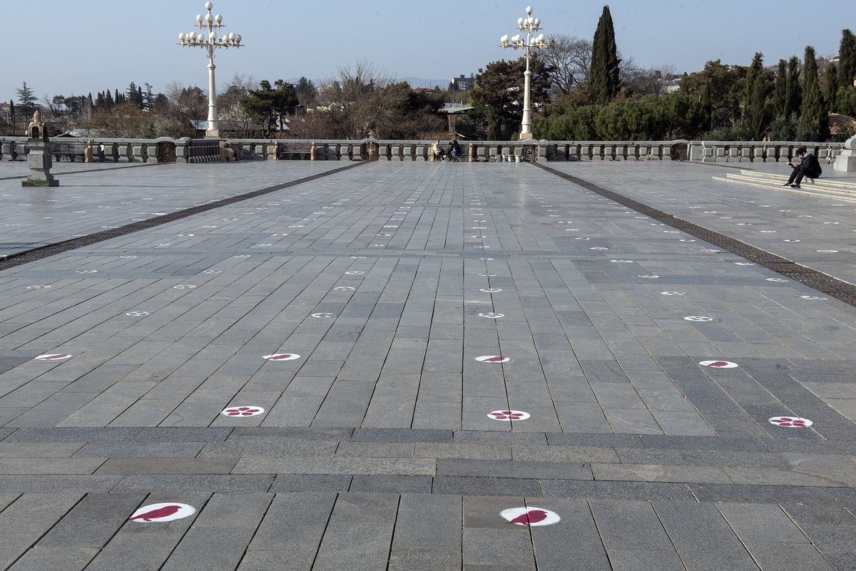 mari_nikuradze's tweet photo. So they drew those distance dots all around #Sameba, but no one stayed outside, despite quite loud speakers. They were keeping the distance inside, but of course after all, everyone had to use one spoon for the communion, including children.
#Covdi19Caucasus https://t.co/K9sjXwCByS