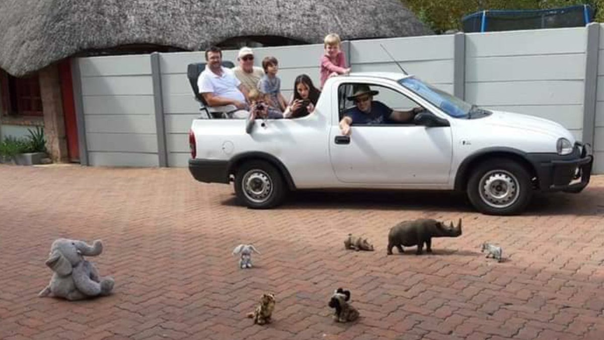 _BlackZA's tweet photo. Family game drive

😂😂😂😂🤦‍♂️

#lockDownSouthAfrica #Day3 https://t.co/1HjDTzKofl
