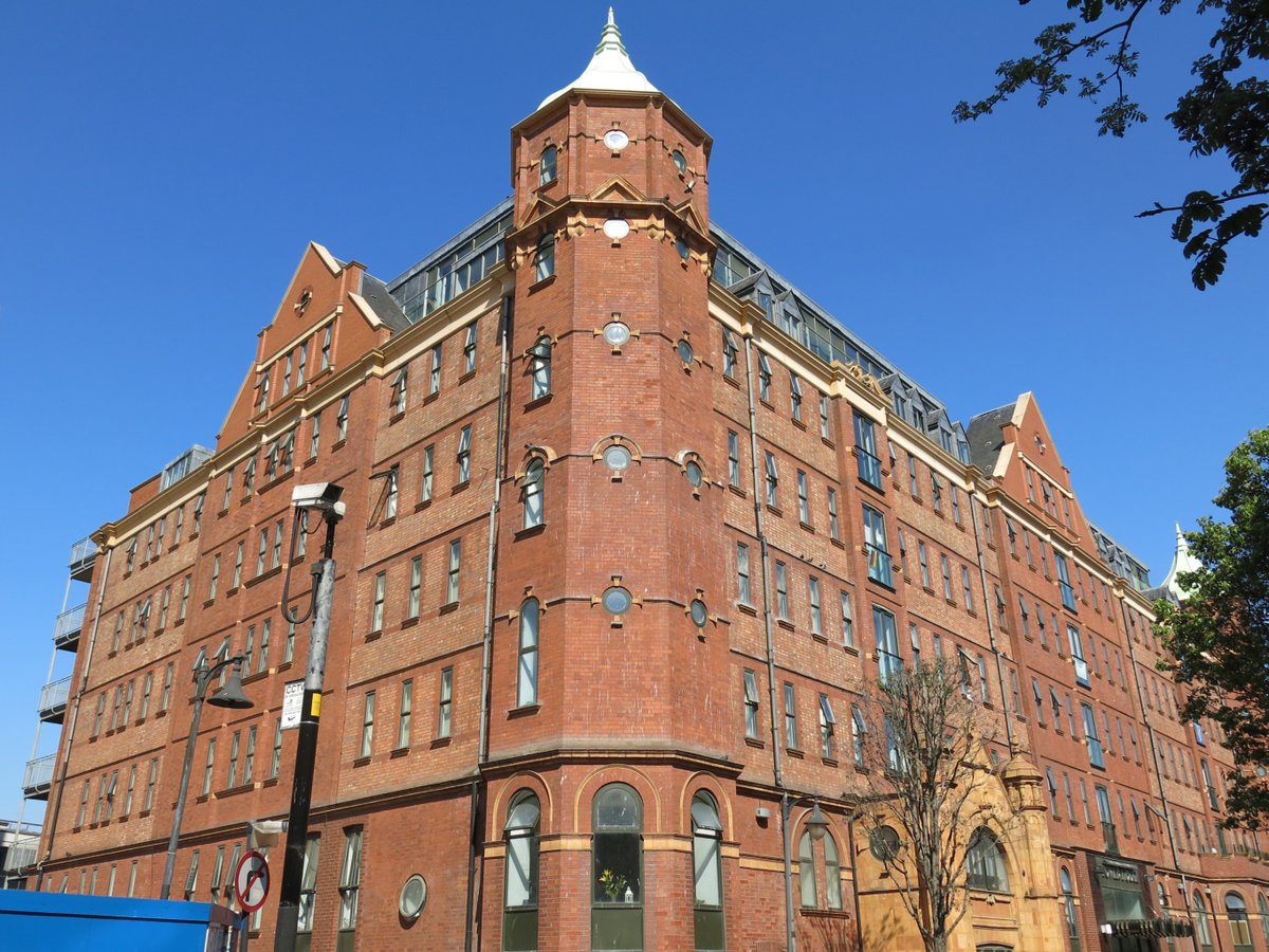 1/ THREAD: a virtual tour of some exceptional housing in the East End. Starting in Fieldgate Street, Tower House: A ’Rowton House’, completed 1902, to house the homeless. Stalin stayed here when attending the 5th Congress of the Russian Social Democratic Labour Party in 1907.