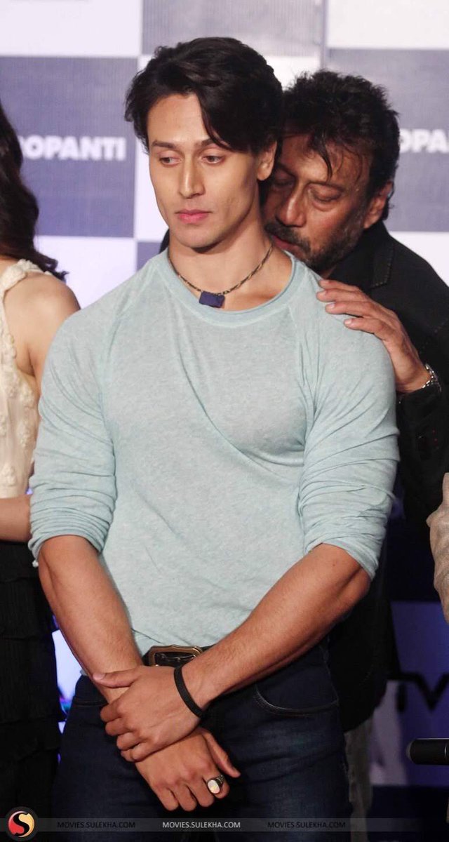 パラダイスゆっちょ در توییتر これは 筋トレによる僧帽筋発達により なで肩がすごいインド人タイガーシュロフ