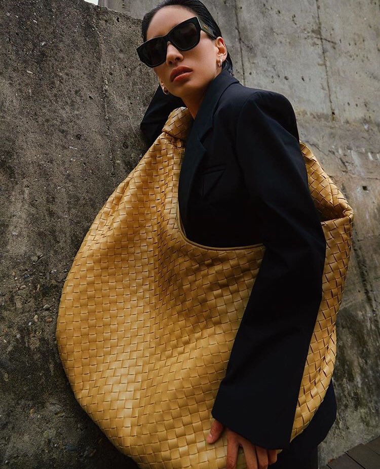 ceeyline's tweet photo. Avec son micro sac #Jacquemus a rappelé à la mode qu’elle pouvait se permettre de jouer avec les dimensions, résultat #BottegaVeneta nous propose un sac tellement gros qu’on pourrait y ranger tous nos problèmes 😂 https://t.co/FsFBOfNyql