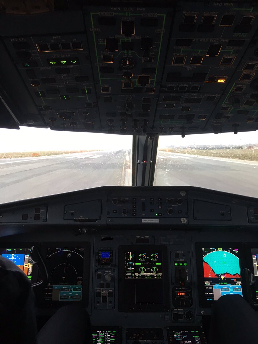 ‼️Comenzamos este #domingo en lugar que más nos apasiona, en la cabina y para más inri la del <a href="/ATRaircraft/">ATR</a>.‼️

Daríamos lo que fuera por pasar estos días de confinamiento en el #cockpit pero no es posible 😢

Por eso... #QuedateEnCasa
.
.
Foto📸: Raúl Lacárcel López
<a href="/kiloalfamike/">Kiloalfamike✈️</a>