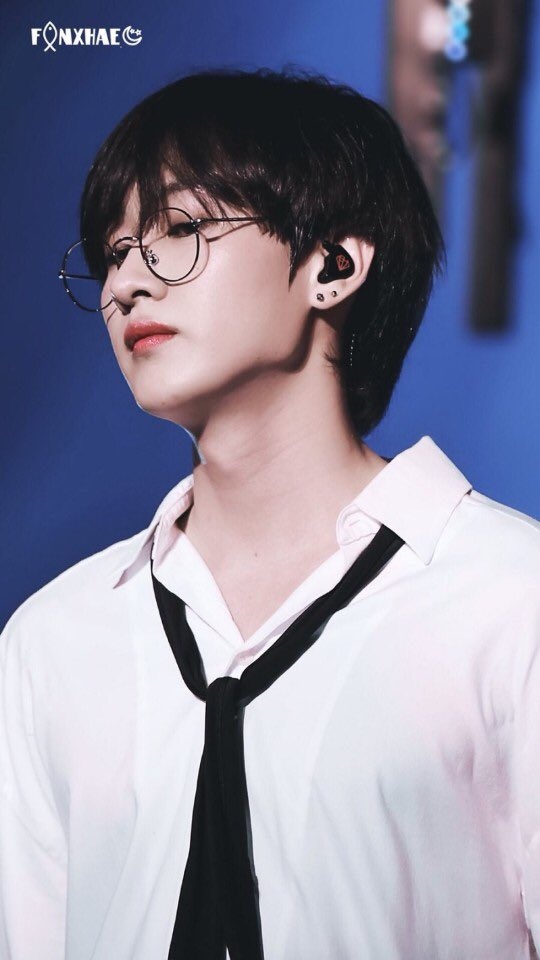 IDOL_GLASSES_S's tweet photo. 63. 슈퍼주니어-은혁

"젊고 뽀송뽀송한 아가들 사이에 스��슬쩍 껴봅니다,,,턱선과 안경의 조화가 개쩔거든요,,,"

옆태 개오졌다ㅠ https://t.co/V6LHcf0777