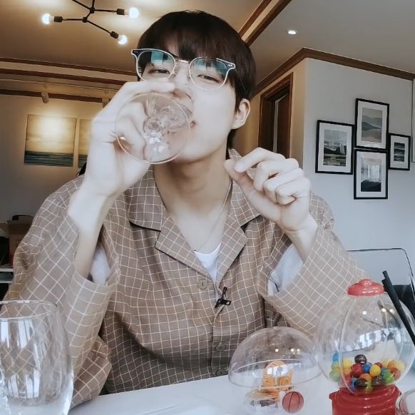 IDOL_GLASSES_S's tweet photo. +)렌즈 끼고 안경을 써도 그냥 안경 껴도 너무 잘생기고 귀엽지 않나요?
실제로도 눈이 엄청 나빠서 안경을 끼면 눈이 작아지는데, 너드미도 넘치고 귀여워요 ㅠㅠ 그런 사람이 안경을 벗으면 딱 드라마 같은 일이 시작되는거 아시죠?
특히 미스터선샤인 느낌의 복장은 제가 제일 좋아하는 190514인데 https://t.co/zKcMQzgwCF