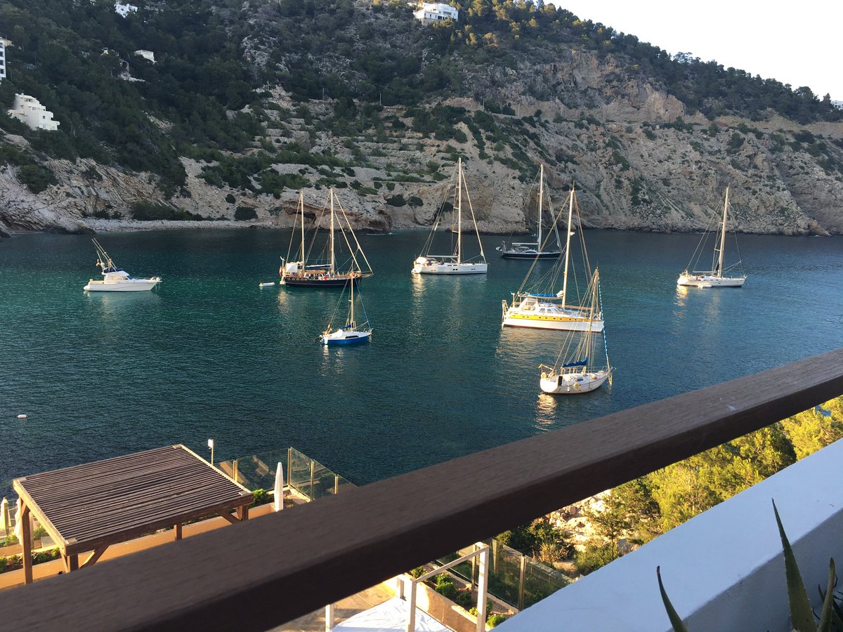 I ask those who love the sea to join the challenge to publish a picture of a beach. Just a picture, no description. The goal is to flood Twitter with positive photos instead of negative. Copy the text, attach a picture and see beautiful pictures.