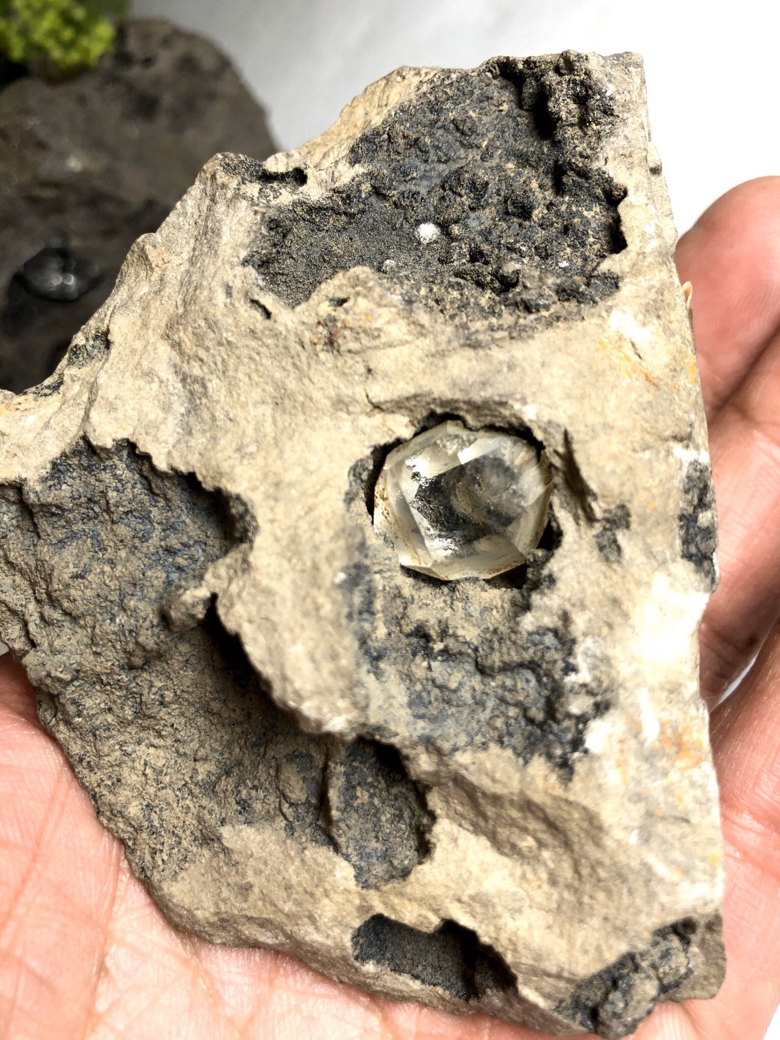 ペトラ ハーキマー水晶の 母岩付き原石です ハーキマーダイヤモンドとも 呼ばれる ニューヨークハーキマーで 産出される 名前の通り ダイヤモンドのように 綺麗な水晶です ハーキマー水晶 ハーキマーダイヤモンド 天然石アクセサリー 天然石