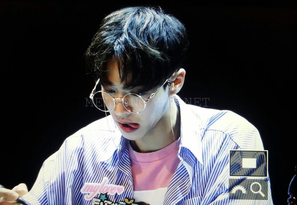 IDOL_GLASSES_S's tweet photo. 65. 하이라이트-이기광

"31살인데 엄청나게 동안이��만 안경쓰면 '이기광오빠'가 풀네임입니다ㅎㅎ" https://t.co/Vbq51ATF8d