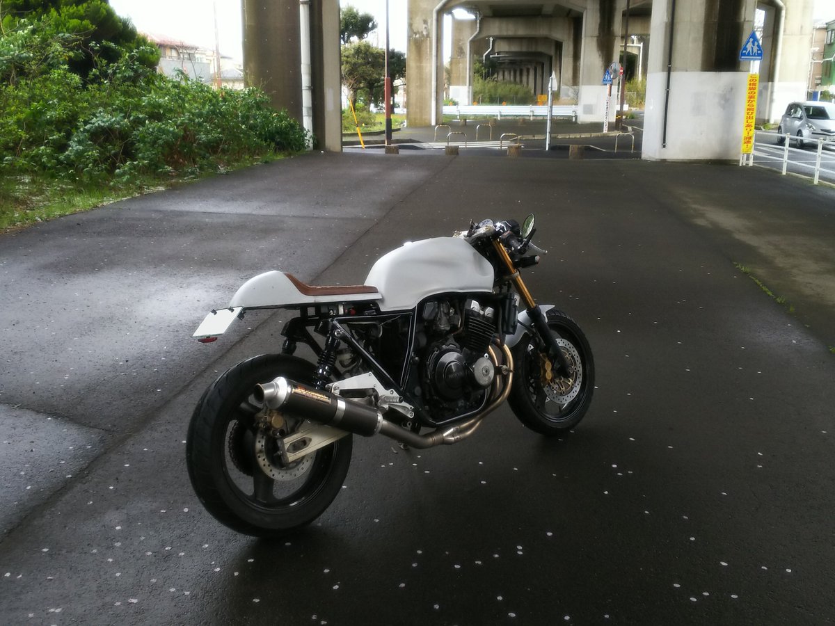 Amoso 無事 フレーム切断１人乗りバイクの構造変更車検通った こんなん通るんだねｗいやちゃんと通るように作ったんだけどさ Cb400sf カフェレーサー化への道 その 乗車定員変更と修理 Minkara T Co Jclzsbzi2k Minkaraさんから
