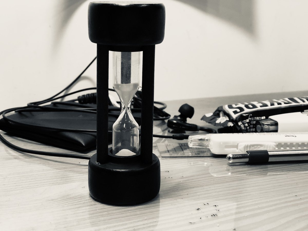 Ali1030's tweet photo. （桌子雜亂調成黑白哈哈）通常沙漏掉完要讀兩頁，不然我讀書太慢，結果這次讀了好久沙漏都沒掉完，難道是我讀書變快了！不是....是沙不漏了XDDDD https://t.co/a4GIJ7YjGV
