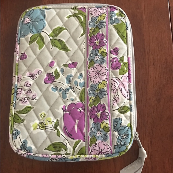 AmandaB01793465's tweet photo. So good I had to share! Check out all the items I'm loving on @Poshmarkapp #poshmark #fashion #style #shopmycloset #verabradley #lularoe: https://t.co/GpJSTzKBgV https://t.co/61Q5vmWaGa