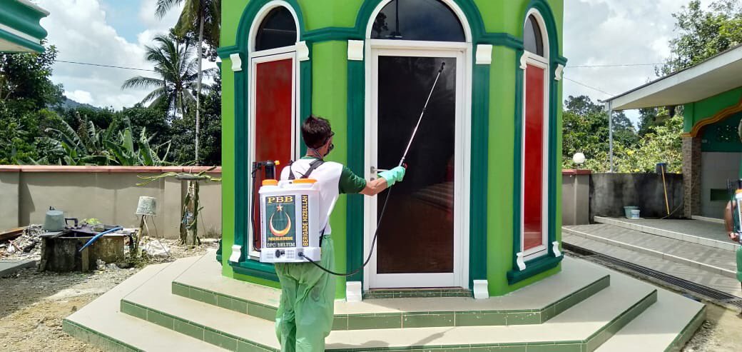 Yusrilihza_Mhd's tweet photo. DPC PBB Belitung Timur lakukan bakti sosial penyemprotan Desinfektan di mesjid2 dan kampung2. https://t.co/xY4qweMw4a