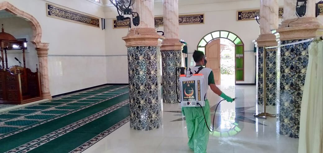 Yusrilihza_Mhd's tweet photo. DPC PBB Belitung Timur lakukan bakti sosial penyemprotan Desinfektan di mesjid2 dan kampung2. https://t.co/xY4qweMw4a