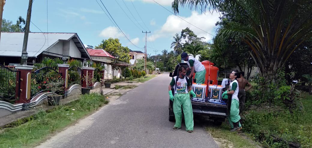 Yusrilihza_Mhd's tweet photo. DPC PBB Belitung Timur lakukan bakti sosial penyemprotan Desinfektan di mesjid2 dan kampung2. https://t.co/xY4qweMw4a
