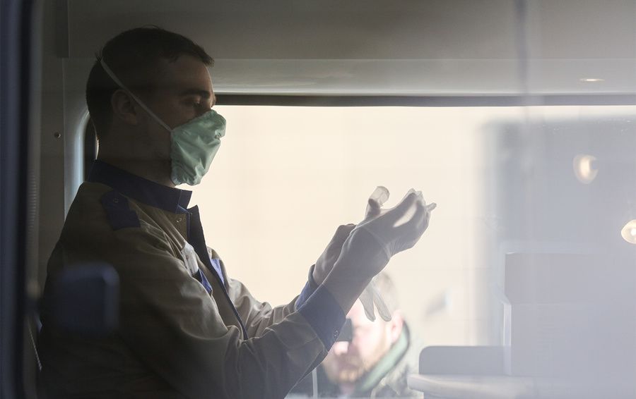 Вирус в англии последние новости. Пандемия Великобритания. Пациент зараженный в палате зомби ужасы.