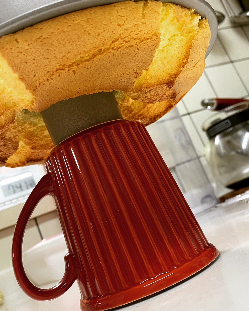 しいな V Twitter シフォンケーキ焼けたよ お洒落なワインボトルとか無いからマグカップの上で冷ます
