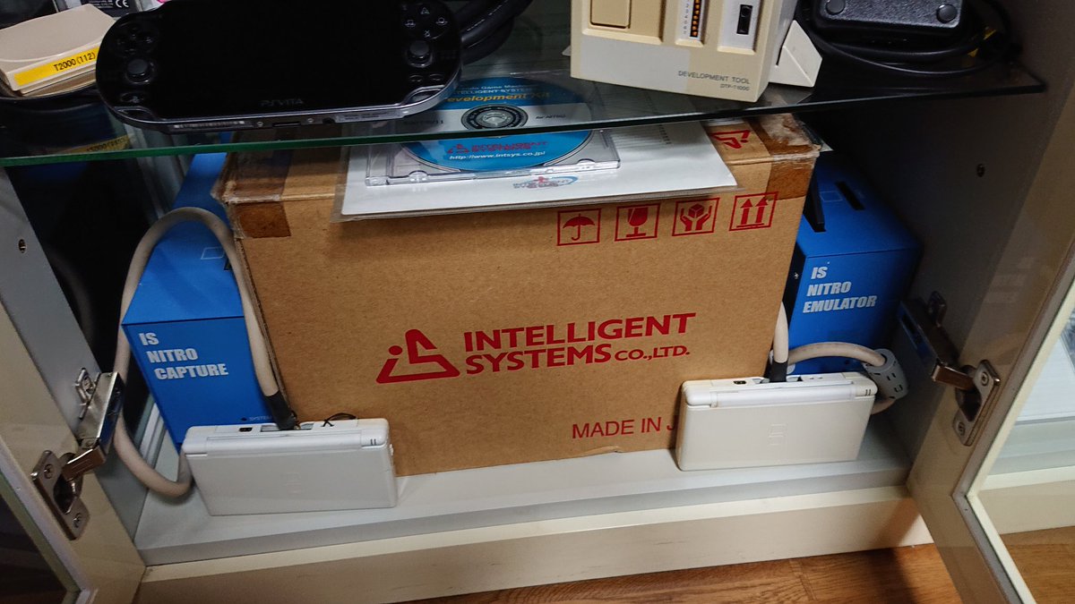 スペマrp 下段 Ds関係の開発機2台と専用の箱 エミュレータの物 中段 Pspの開発機とpsvitaの開発機と 下段に置けなかったdsシリーズのフラッシュカートリッジ 上段 分かりにくいですがps2とps3の開発機 右側 ゲームキューブの開発関係の