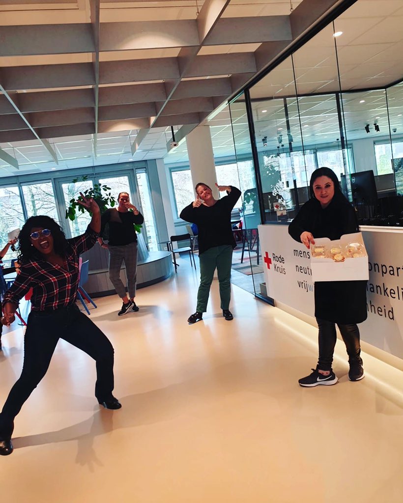 *ACTIE* Doneer een Cupcake 🧁 €1,50 voor de mensen in de zorg! We hebben dankzij jouw donaties al ruim 400 cupcakes bezorgd in 2 dagen bij <a href="/HagaZiekenhuis/">HagaZiekenhuis</a> Intensive Care &amp; Verlos afdeling, vrijwilligers <a href="/RodeKruis/">Rode Kruis</a> <a href="/Legerdesheils/">Leger des Heils</a> en meer! #Doneer ook link in bio #actie #Covid_19