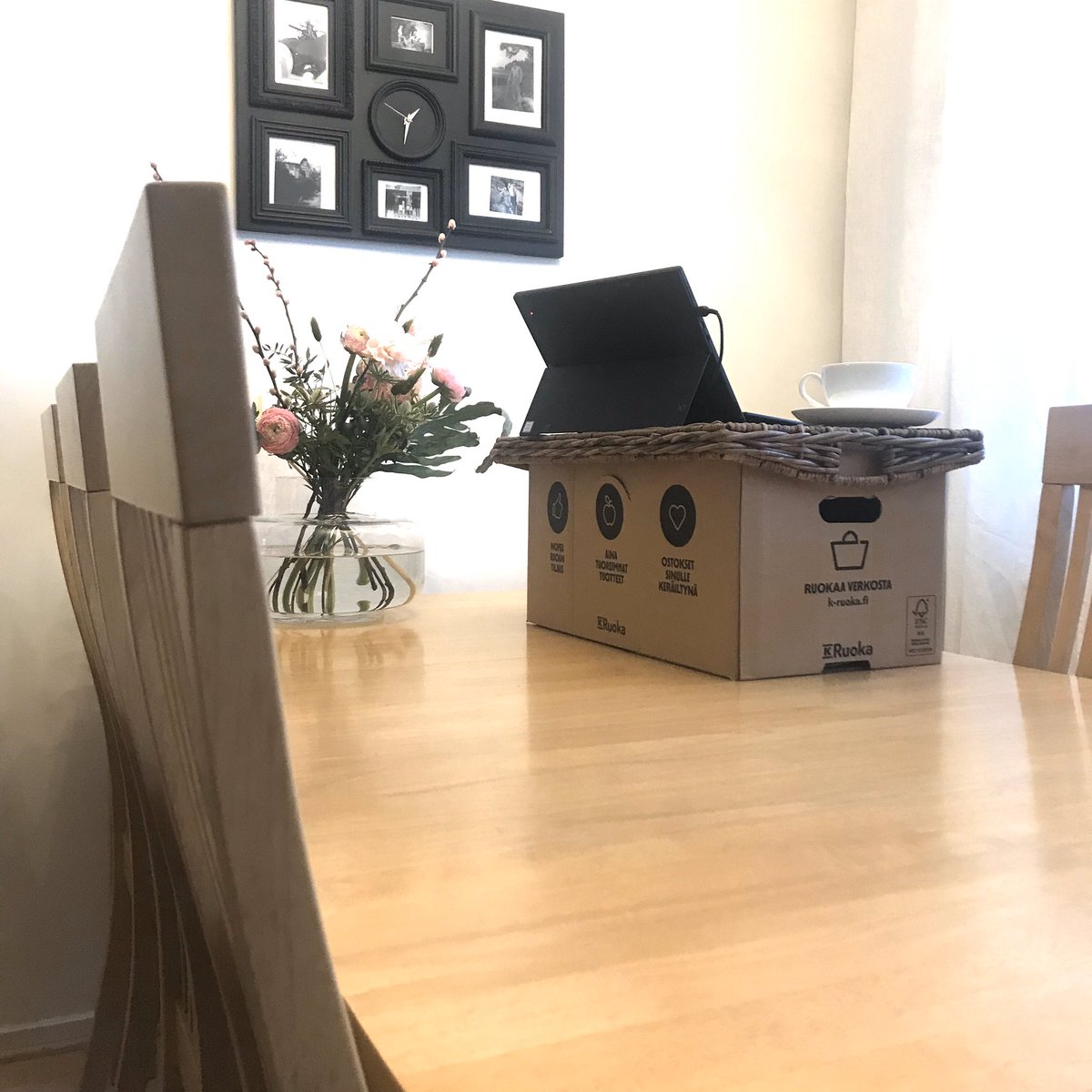 saratall's tweet photo. Kotoa puuttuu työpiste. 
https://t.co/BqoC5cdA90:stä saa onneksi hankittua näitä käteviä jatkopaloja, jonka avulla ruokapöydän saa hetkessä laajennettua seisomapöydäksi. Työskentelyn jälkeen jatkopalan saa näppärästi taiteltua kasaan ja pois silmistä 😅#seisomapöytä #niksipirkka https://t.co/EYO0PqP1gD