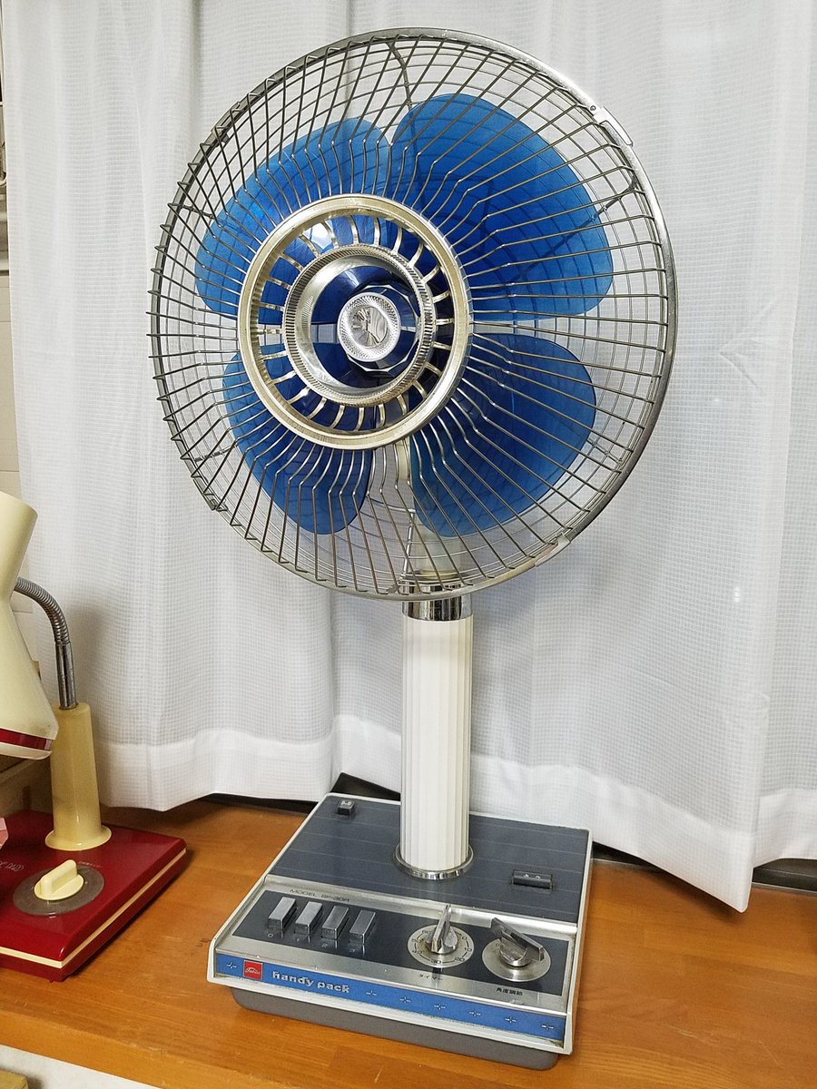 ショコラ電機 仰る通りコンデンサーの交換等の整備は必要ですよね 私もこれまで何度かコンデンサーの交換をしてきましたが サンヨーの50年ぐらい前のやつだと既に破裂している物もありました この扇風機もいずれ部品を調達してコンデンサーを交換したい