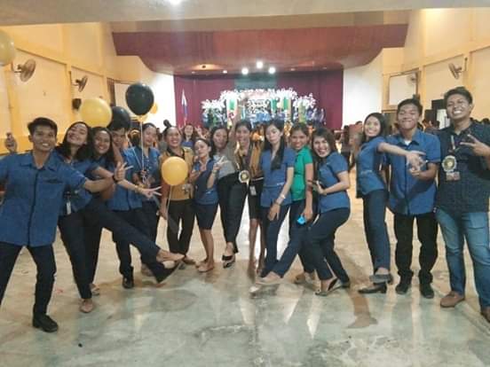 JlynPosadas's tweet photo. Ito ang ating pinakahihintay natin sa atng buhay in 4 yrs or 5yrs natin sa pag-aaral. Bahalag delayed ang ating graduation.
 Congratulations to us. 🎓🎓🎓🎓
#Batch 2019-2020
#Batchquarantine 🙊😀
SOPHROSYNE'20 https://t.co/Md3cipI4Uu