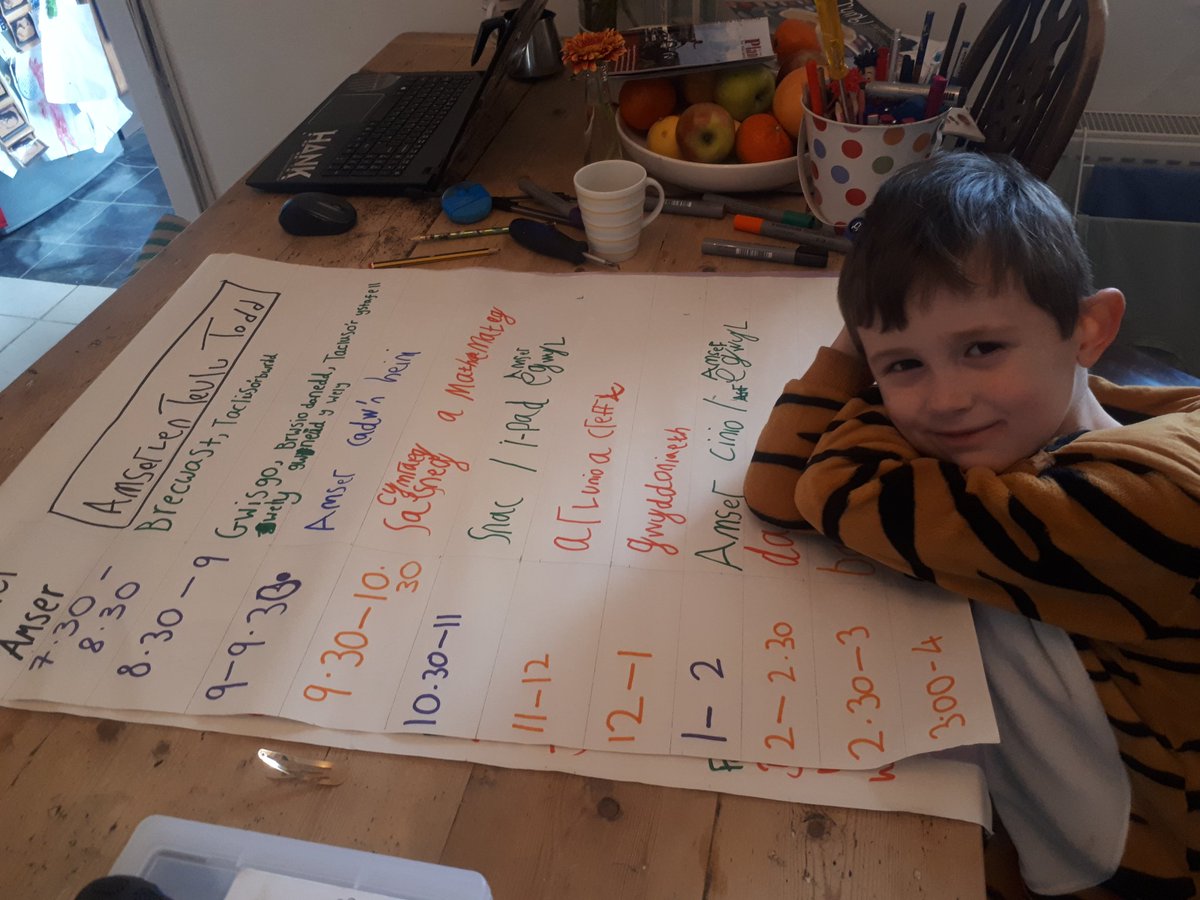 Dyma Gruff yn ymarfer ei lawysgrifen yn paratoi am gyfer ysgol yfory. Amserlen Teulu Todd/Todd family Timetable
Here's Gruff practicing his handwriting, preparing for home school tomorrow.<a href="/Pencae2/">Ysgol Pencae</a>