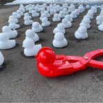 雪だるまならぬ雪あひる!大量に君臨!