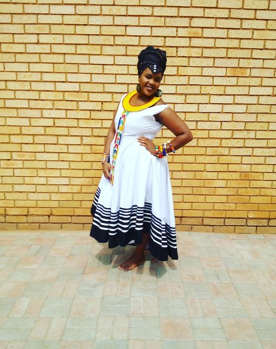 ThandoMbilini's tweet photo. Day 3 of the lockdown. I cooked creamy samp with lamb stew then dressed up to take pictures and eat. Sibahle noba sivalekile. β€οΈ #Day3 #lockDownSouthAfrica #ChefThando #Day3of21 https://t.co/PNEH8lckNJ