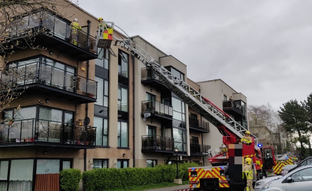 DubFireBrigade's tweet image. 8 people were rescued using ladders following a well developed fire in an apartment block this morning in #Mulhuddart.

6 🚒 &amp;amp; 3 🚑 plus other units attended, residents were treated at scene by firefighter/paramedics before removal to hospital

#Dublin #fire #Fingal