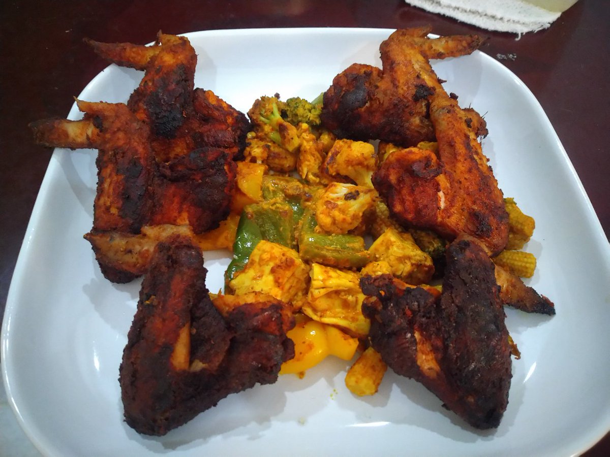 Dinner - chicken wings and sautéed greens. Whatever tak abis, esok masuk potato pancake.It's actually more expensive for me to eat at home during the RMO because I can't patronise my usual cheap makan places.