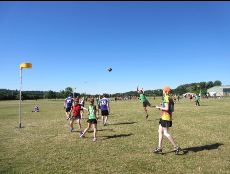 Sunday’s just aren’t the same without korfball! Here’s a flashback to happier times when we could play korfball in the sunshine all day and not have to socially distance, though Isis players have always been good at creating space on court 😉#wewillkorfagain #staysafe #stayhome