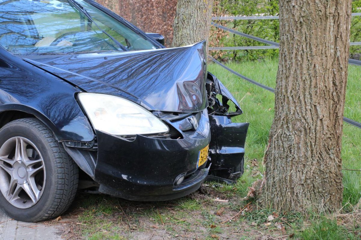 Auto botst tegen boom in Zwolle, twee gewonden .