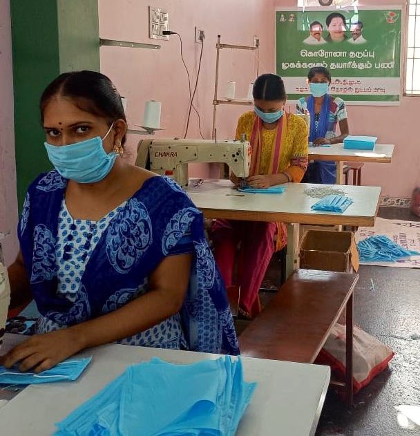 Raj Satyen - SayYesToWomenSafety&AIADMK (@satyenaiadmk) on Twitter photo ஒரு நாளில் விலையில்லா 2000 முக கவசங்கள் தயாரிக்கின்றோம்,தேவை உள்ளவர்கள் தங்களது முகவரி-கைப்பேசி உடன் எங்களது ட்விட்டர் ஐடிகளில் DM செய்யவும்,கையிருப்பை பொறுத்து(based on availability)தங்களது முகவரிக்கு நேரடியாக courier செய்கின்றொம் <a href="/satyenaiadmk/">Raj Satyen - SayYesToWomenSafety&AIADMK</a> <a href="/loginadmk/">Logesh TamilSelvan D</a> <a href="/imprasath/">Prasath - Say No To Drugs & DMK</a> <a href="/twit2selva/">Selva</a> ஒரு நாளில் விலையில்லா 2000 முக கவசங்கள் தயாரிக்கின்றோம்,தேவை உள்ளவர்கள் தங்களது முகவரி-கைப்பேசி உடன் எங்களது ட்விட்டர் ஐடிகளில் DM செய்யவும்,கையிருப்பை பொறுத்து(based on availability)தங்களது முகவரிக்கு நேரடியாக courier செய்கின்றொம் <a href="/satyenaiadmk/">Raj Satyen - SayYesToWomenSafety&AIADMK</a> <a href="/loginadmk/">Logesh TamilSelvan D</a> <a href="/imprasath/">Prasath - Say No To Drugs & DMK</a> <a href="/twit2selva/">Selva</a>