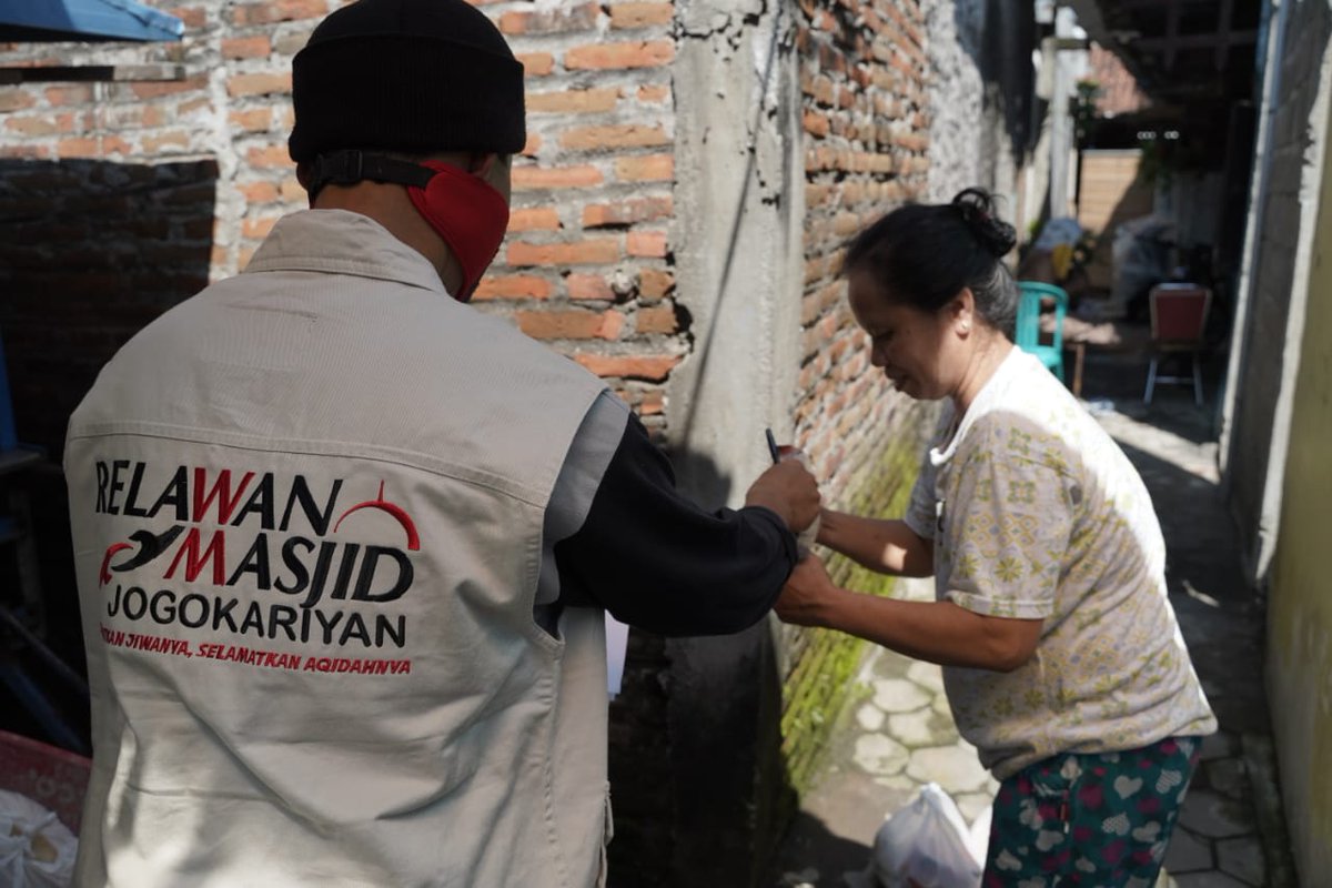 jogokariyan's tweet photo. Saat warganya diminta #DiRumahAja, 
saat itulah Masjid menjadi "tulang punggung" warganya
.
Salah satu program bulanan Baitul Maal Masjid Jogokariyan adalah pembagian sembako kepada warga yang membutuhkan. https://t.co/4yCo47YalV