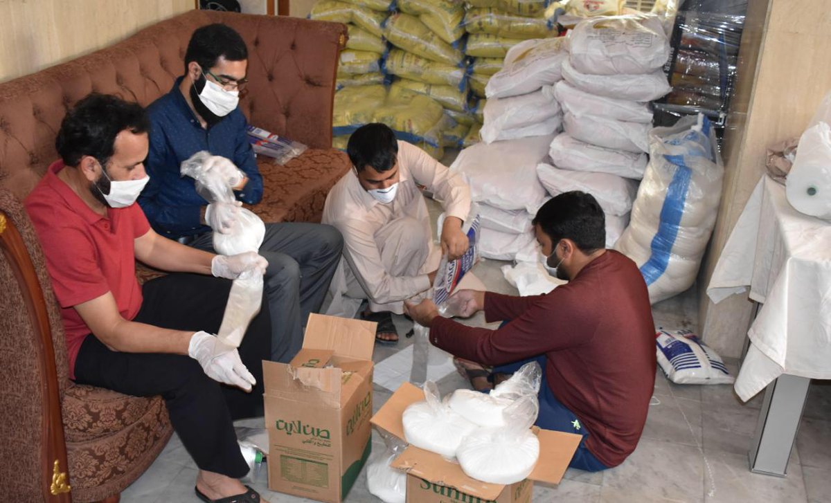 PakinDubai_'s tweet photo. Consulate Staff collecting and arranging dry ration for Pakistani Community, more than 500 families and individuals have been facilitated in last two days. 
@SMQureshiPTI  @ForeignOfficePk  @pid_gov https://t.co/Vsw8AhRW5p