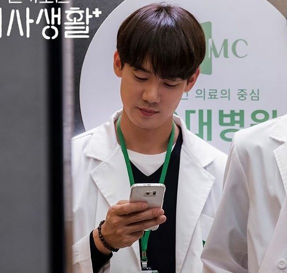 6. Jeong Won has 2 phones: ㅡ 1) White (personal, usual ringtone);ㅡ 2) Black (Daddy Long Legs', ambulance siren ringtone , so he could read/ respond to the texts requesting for surgery cost help immediately)7. Both his phones are Samsung Galaxy S6 #HospitalPlaylist