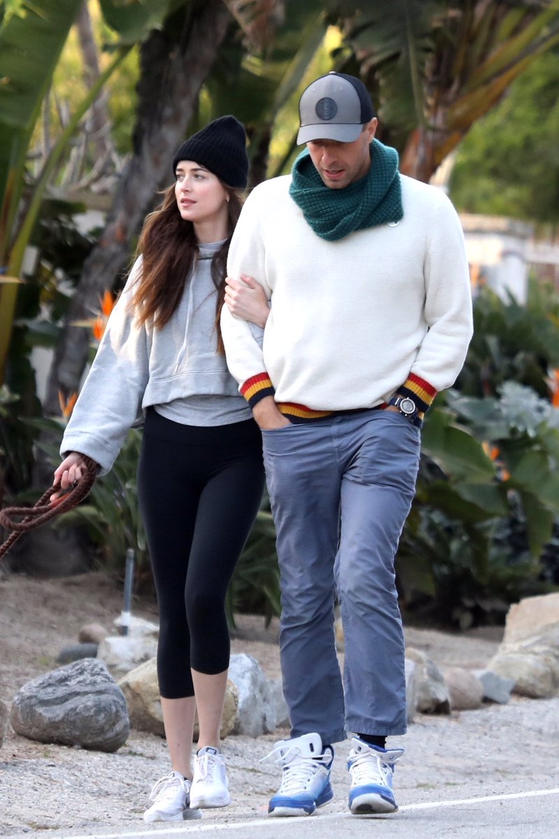 dakotajohnsonpt's tweet photo. 📸 Dakota foi fotografada ontem, 28, a passear com o Zeppelin e o Chris pelas ruas de Malibu! #DakotaJohnson

Confiram: https://t.co/twN7uSw3ef https://t.co/6q6RVadXTB