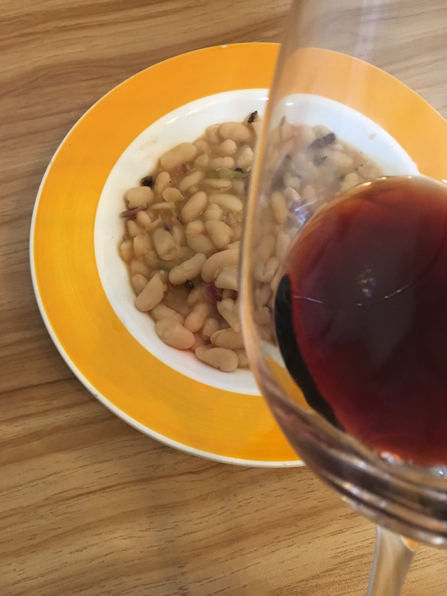 Alubia blanca de #luengo con verduras y un vino de #Bordeaux que está alegrando la cuarentena un poco. #chateaugrandrenard
