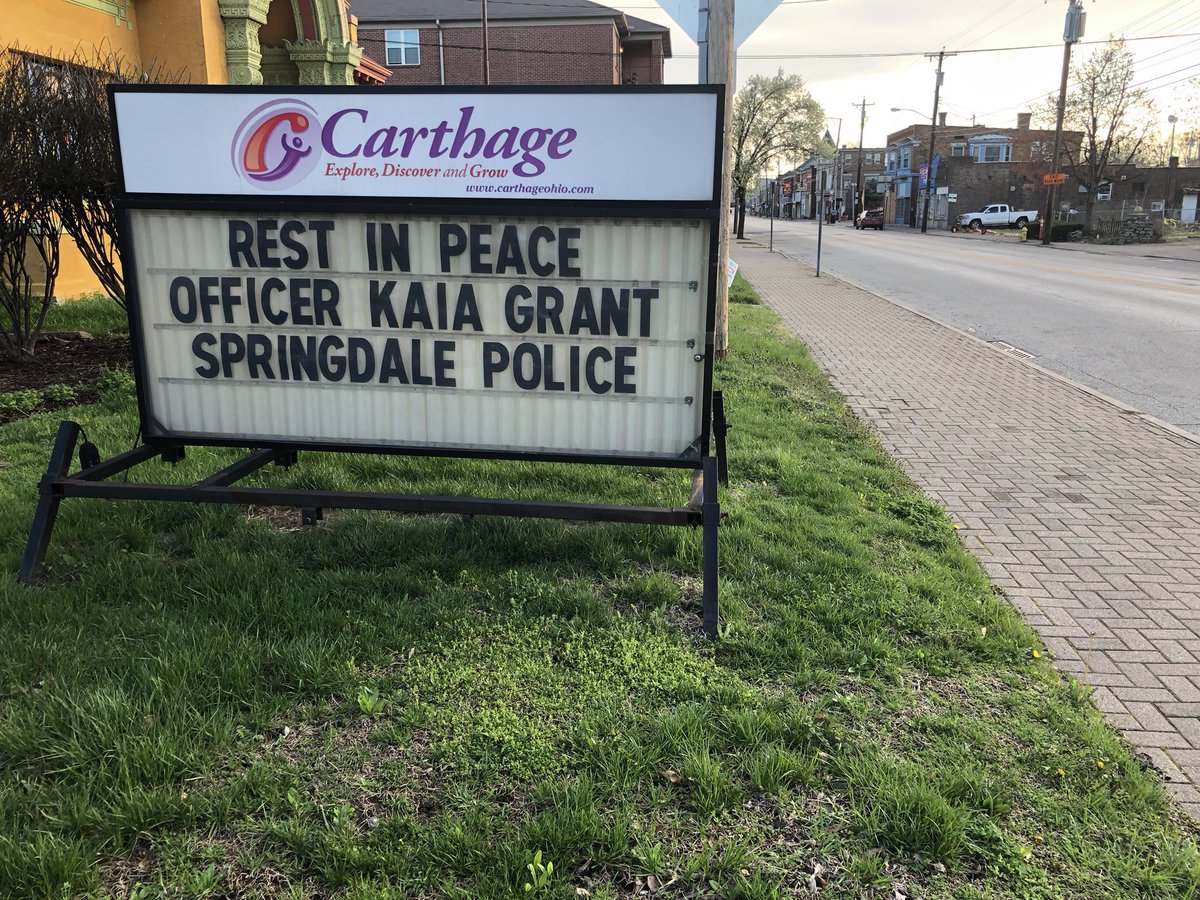 McGingeryBeard's tweet photo. #HappeningNow signs in Carthage on the funeral procession route of fallen #Springdalepolice Officer #KaiaGrant. @Local12 https://t.co/wFY01vbHZp