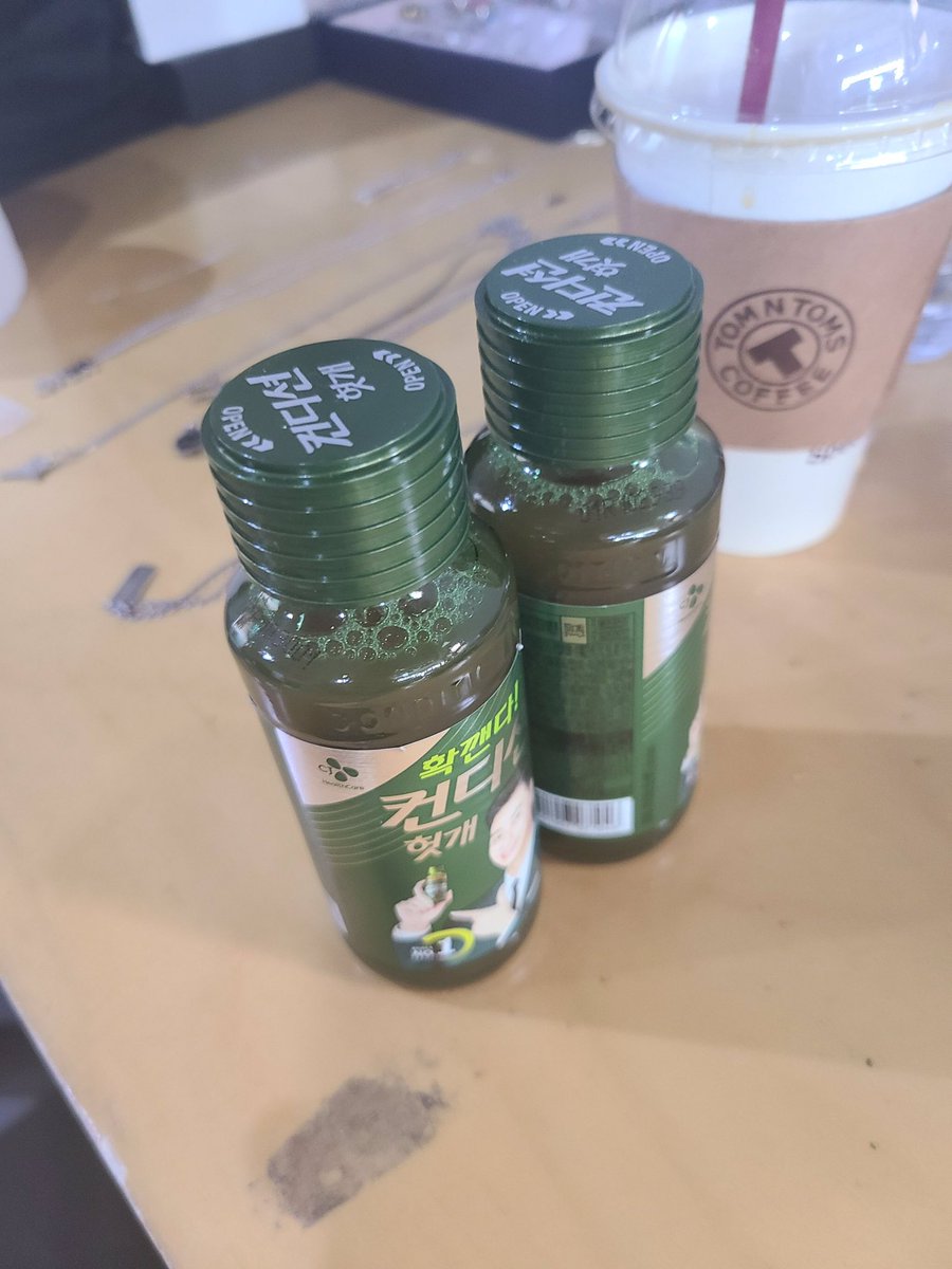TeamArmyCtsChac's tweet photo. [WEVERSE] V resumen 

Ayer V quería una 'fiesta online' con ARMY y esta actuando como si hubiera ido de fiesta, subió una foto de 'bebida para la resaca', pregunto "fue divertida la fiesta?" Una army dijo que tomo para la resaca y el pregunto si llegó bien a su casa

Cr.choi_bts2 https://t.co/ZAgQuKwEuK