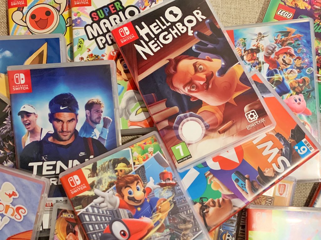 ช่วงนี้พอคนอยู่บ้านเยอะ กลายเป็นว่า nintendo switch เลยฮิตมากกกก ฮิตจนราคาขึ้นเอาขึ้นเอาเลย วันนี้เลยมารีวิวอย่างง่ายซักหน่อย ว่ามันดีขนาดนั้นเลยเหรอ สำหรับคนที่เล็งไว้ว่าจะซื้อ สงสัยว่าตัวเล็กกับตัวใหญ่มันต่างกันยังไง ทำไมราคา (ก่อนอัพ) มันถึงต่างกันเกือบครึ่ง (12k กับ 6-7k)