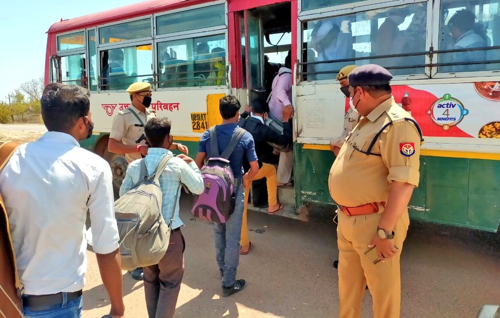 Etahpolice's tweet photo. #Lockdown21 #UPPolice
दिन ~ पांचवा
कर्त्तव्यनिष्ठा ~ यथावत
एटा ~ लाॅक डाऊन से प्रभावित लोगों की मदद को एसएसपी तथा डीएम एटा पांचवें दिन भी रहे भ्रमणशील, जनपद की सीमाओं पर पहुंच लिया जायजा, मेडिकल चेकअप और भोजन कराकर भेजा घर।
#Coronafighters #CoronaWarrior
#UPPwithYou #UPPForYou https://t.co/jlv48DP7AK